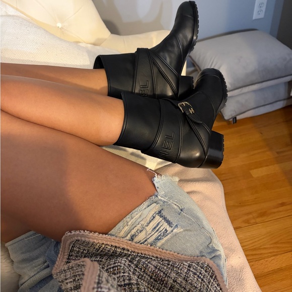CHANEL 2019 Black Leather Heeled Boots - Picture 6 of 16
